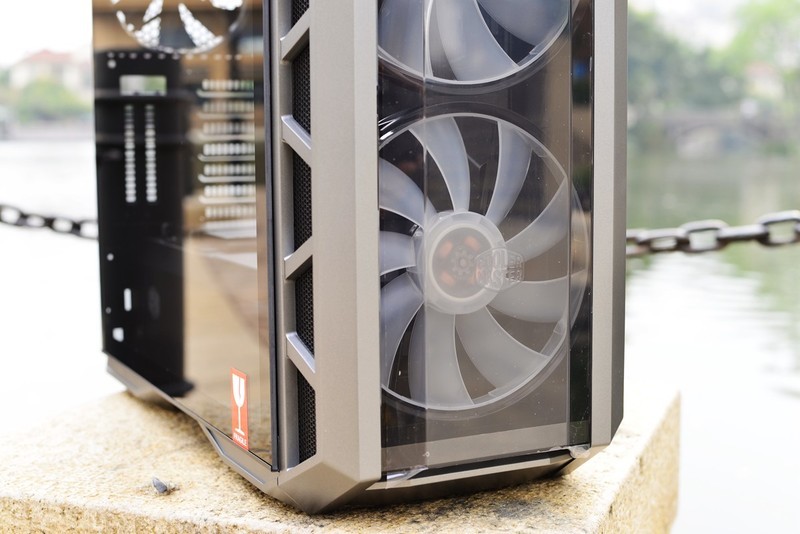 十核心i9+1070SLI+会发光的雕牌，不亮瞎死不休