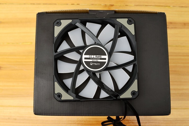 十核心i9+1070SLI+会发光的雕牌，不亮瞎死不休