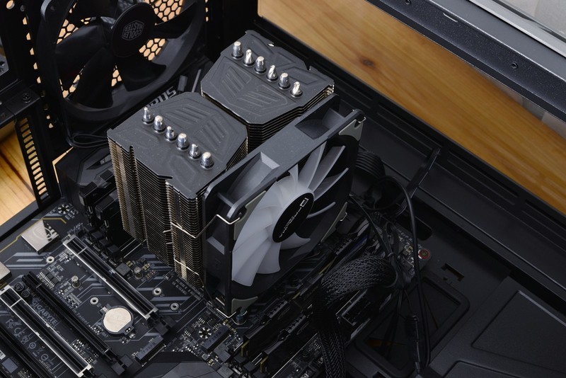 十核心i9+1070SLI+会发光的雕牌，不亮瞎死不休