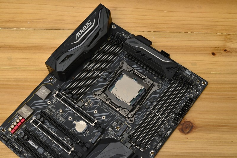 十核心i9+1070SLI+会发光的雕牌，不亮瞎死不休