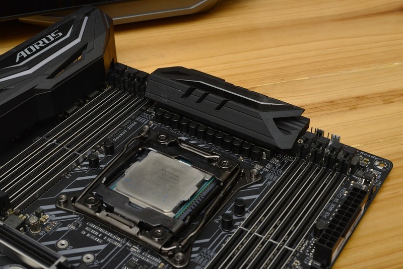 十核心i9+1070SLI+会发光的雕牌，不亮瞎死不休