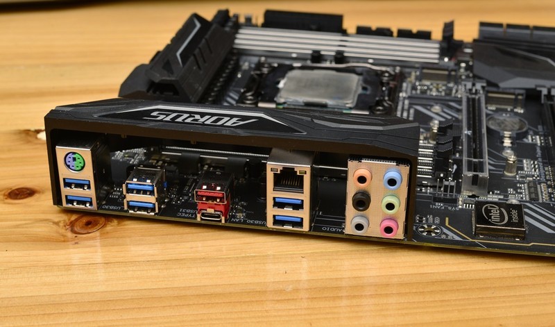 十核心i9+1070SLI+会发光的雕牌，不亮瞎死不休