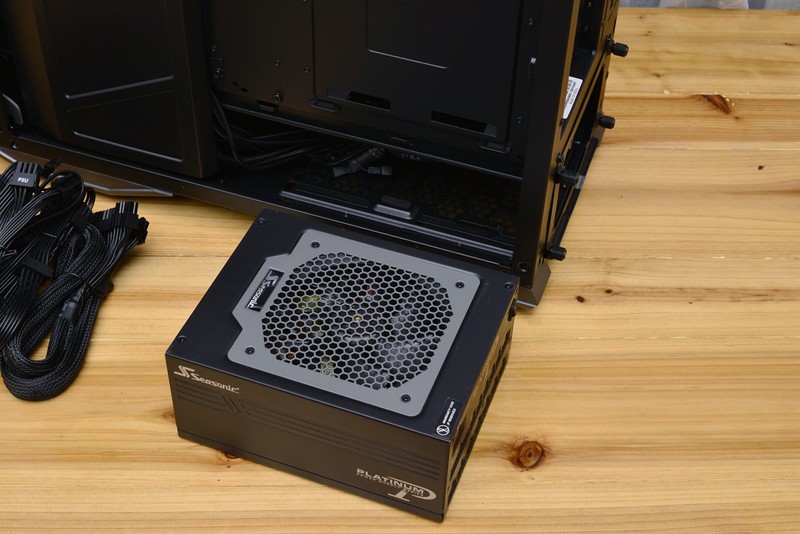 十核心i9+1070SLI+会发光的雕牌，不亮瞎死不休