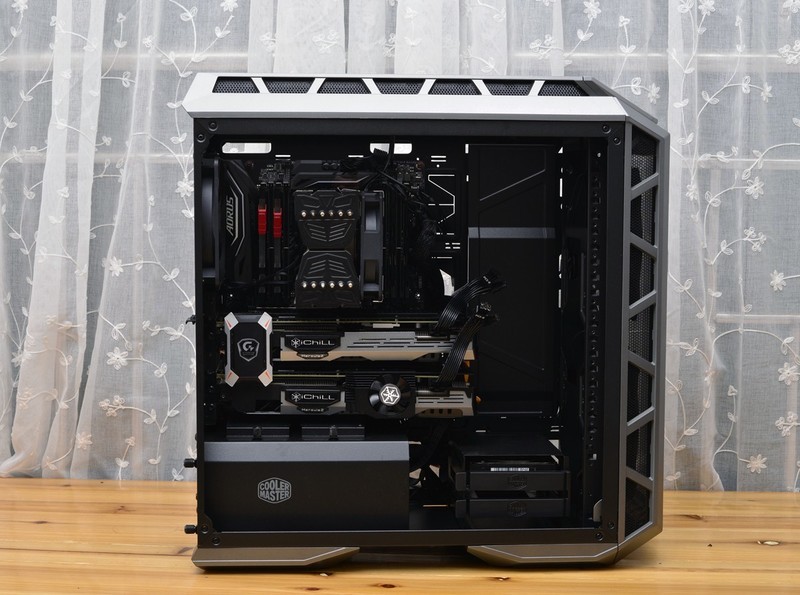 十核心i9+1070SLI+会发光的雕牌，不亮瞎死不休