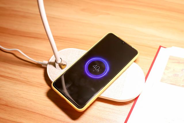 无线充电器+台灯=Q.LED flex，MOMAX伴你学习工作每一天