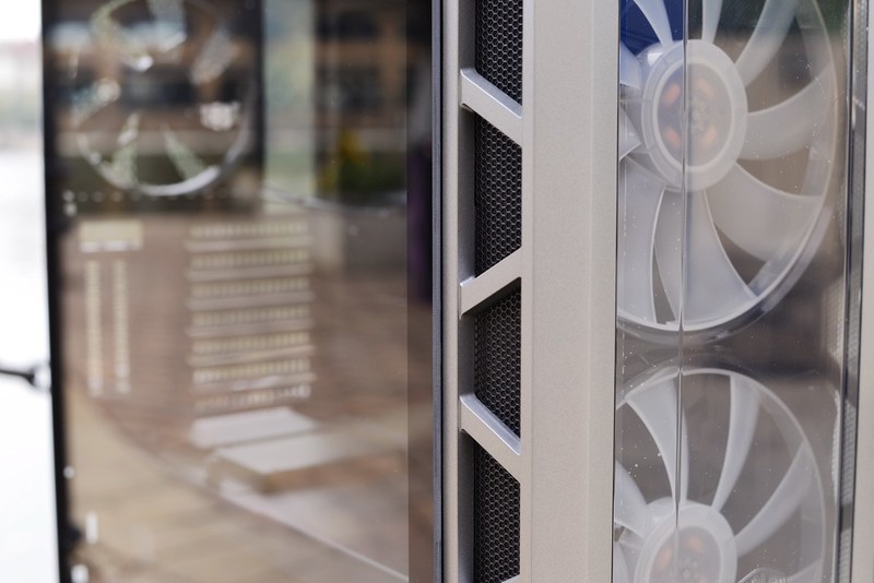 十核心i9+1070SLI+会发光的雕牌，不亮瞎死不休