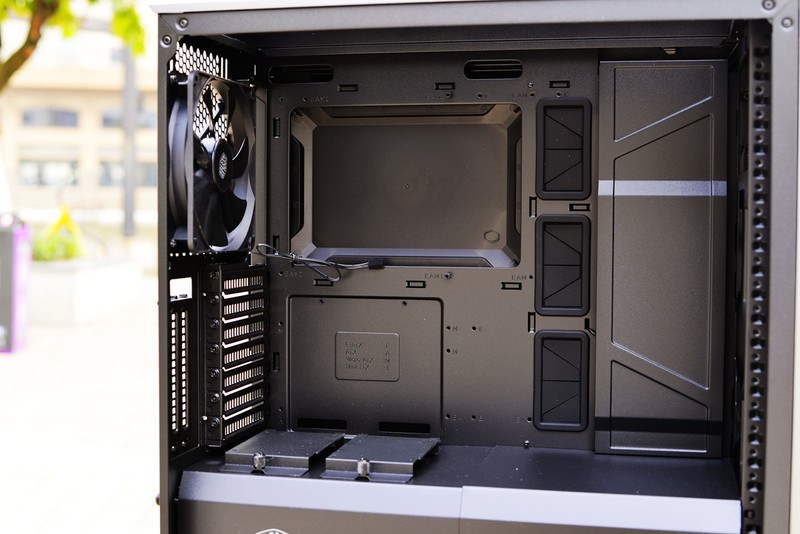 十核心i9+1070SLI+会发光的雕牌，不亮瞎死不休