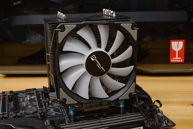 十核心i9+1070SLI+会发光的雕牌，不亮瞎死不休