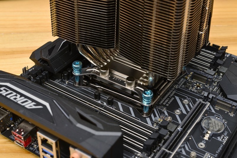 十核心i9+1070SLI+会发光的雕牌，不亮瞎死不休