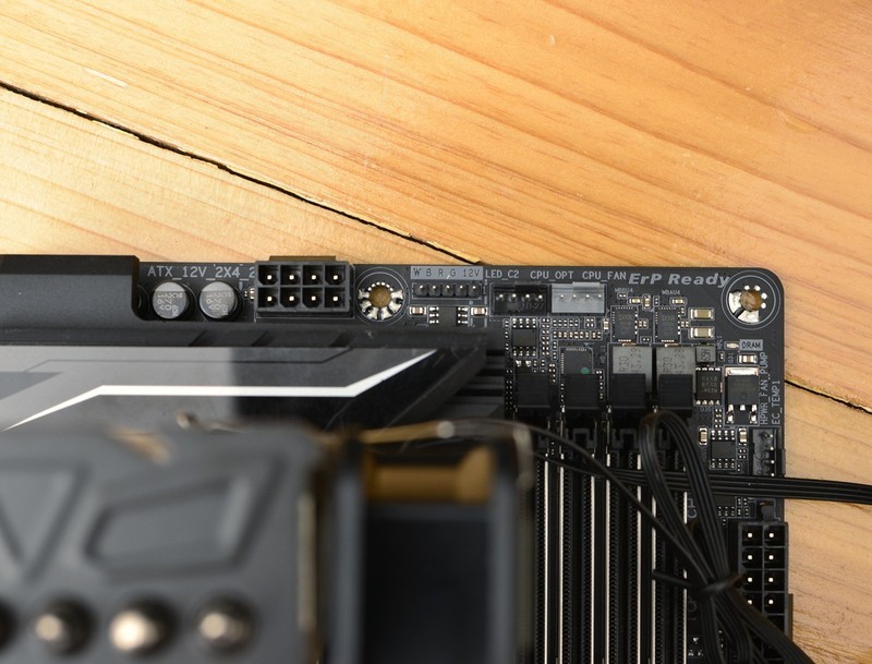 十核心i9+1070SLI+会发光的雕牌，不亮瞎死不休