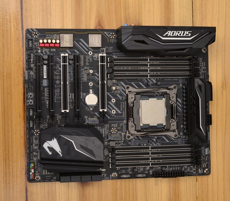 十核心i9+1070SLI+会发光的雕牌，不亮瞎死不休