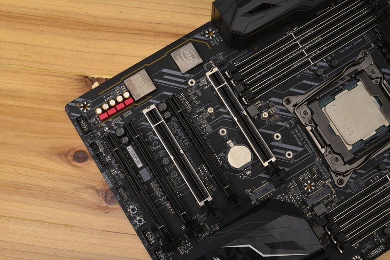 十核心i9+1070SLI+会发光的雕牌，不亮瞎死不休