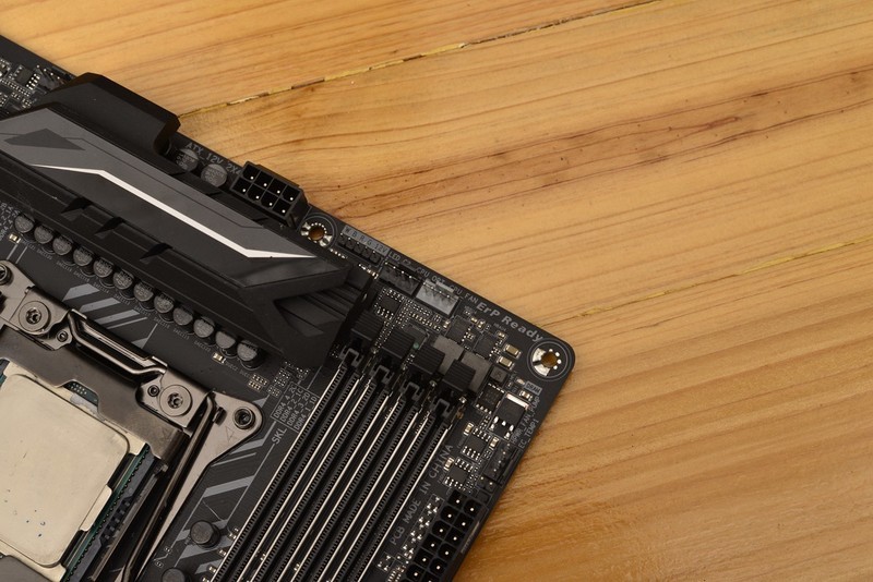 十核心i9+1070SLI+会发光的雕牌，不亮瞎死不休