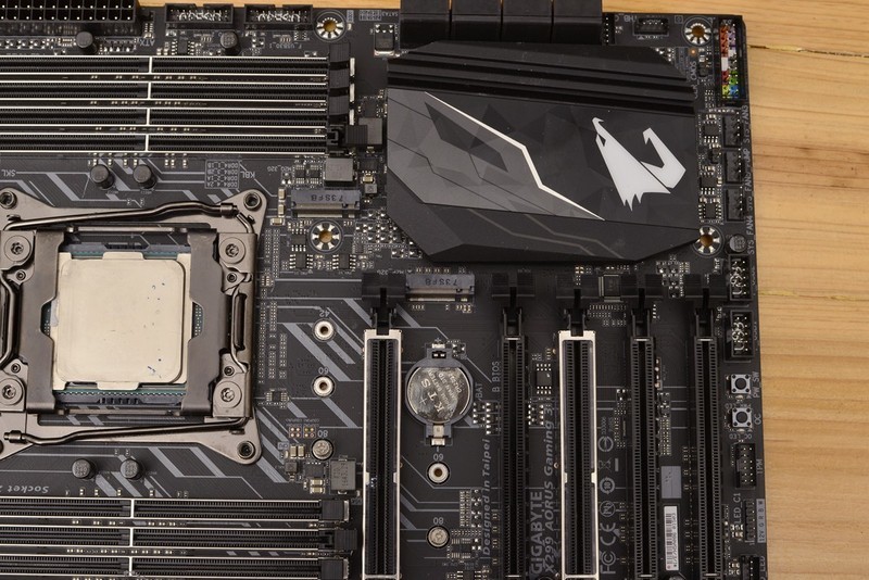 十核心i9+1070SLI+会发光的雕牌，不亮瞎死不休