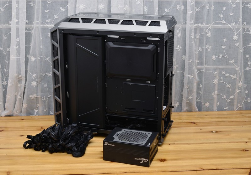 十核心i9+1070SLI+会发光的雕牌，不亮瞎死不休