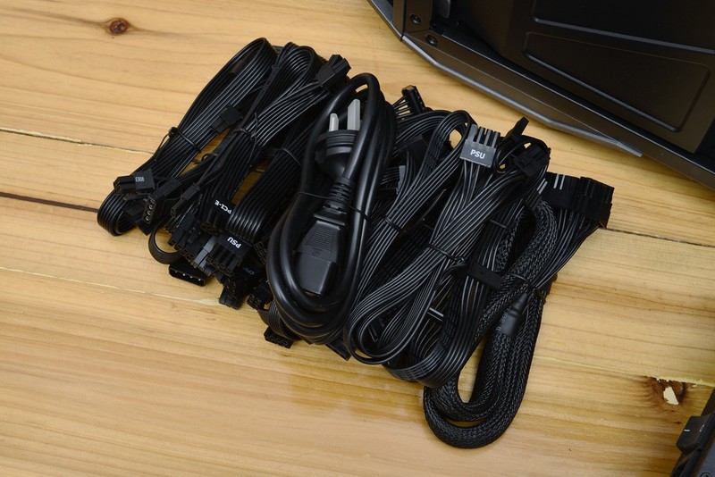 十核心i9+1070SLI+会发光的雕牌，不亮瞎死不休