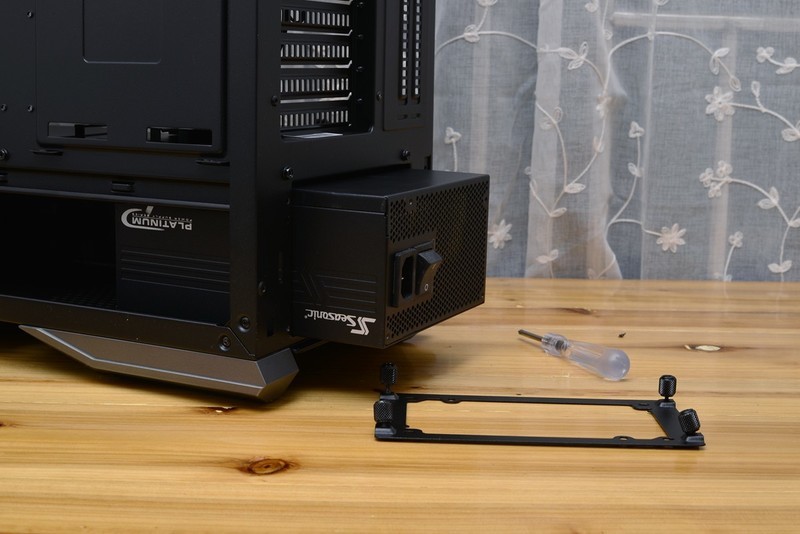 十核心i9+1070SLI+会发光的雕牌，不亮瞎死不休