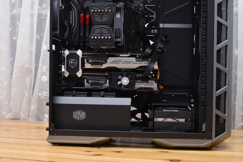 十核心i9+1070SLI+会发光的雕牌，不亮瞎死不休