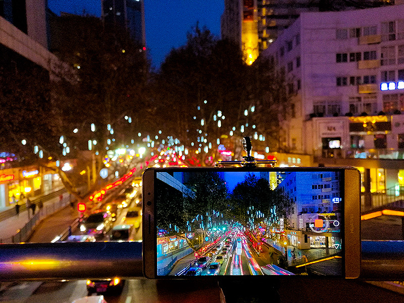 猴赛雷！元宵灯会华为Mate 8啪啪啪