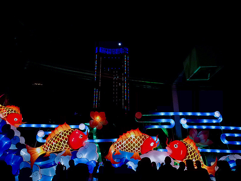 猴赛雷！元宵灯会华为Mate 8啪啪啪