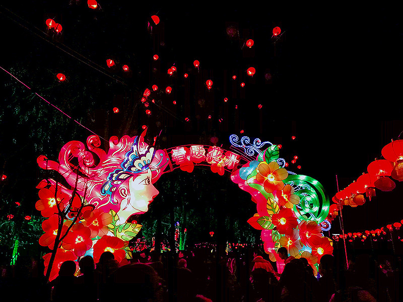 猴赛雷！元宵灯会华为Mate 8啪啪啪