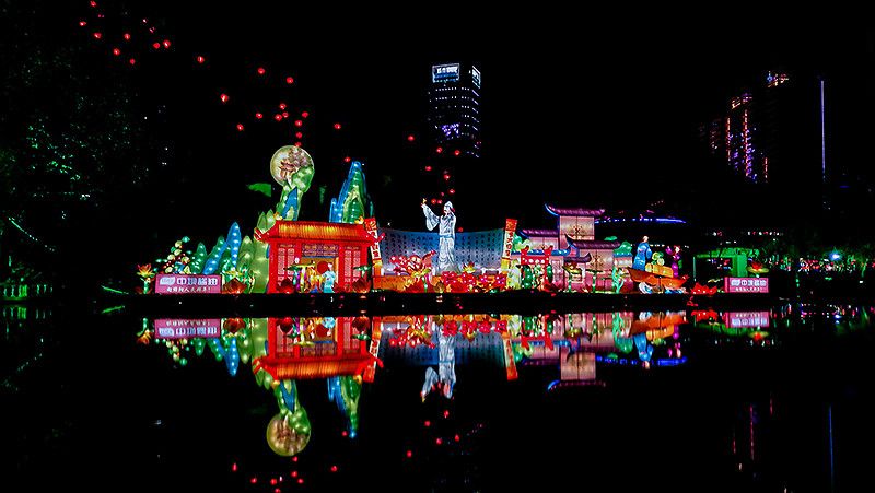 猴赛雷！元宵灯会华为Mate 8啪啪啪