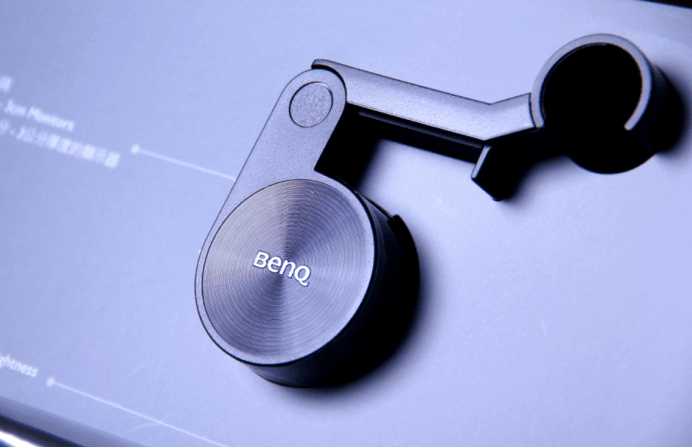 桌子空间小, 台灯占位? 那么你需要这款护眼台灯