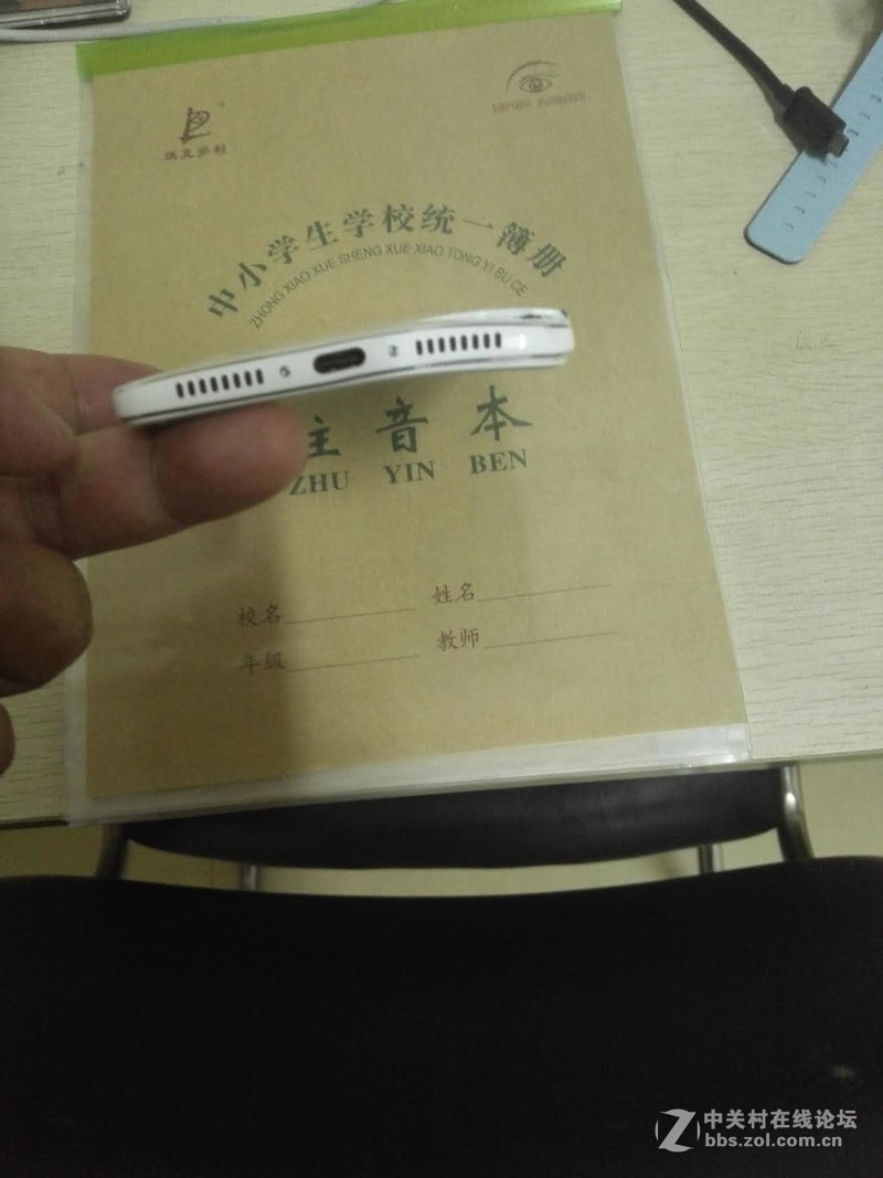 为华为点赞,Mate 9用力摔成这样了,屏幕没烂，还不影响使用。
