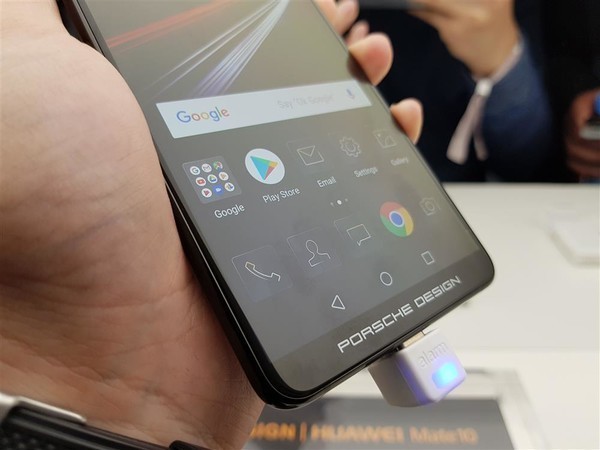 华为Mate10评测：徕卡/保时捷加持 颜值性能超棒