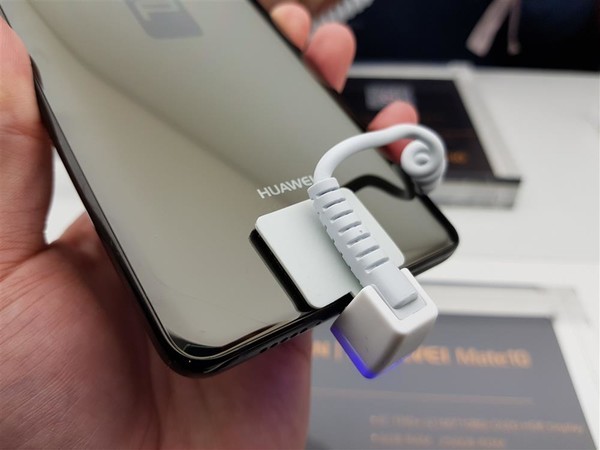 华为Mate10评测：徕卡/保时捷加持 颜值性能超棒