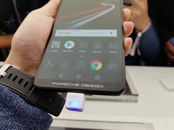 华为Mate10评测：徕卡/保时捷加持 颜值性能超棒