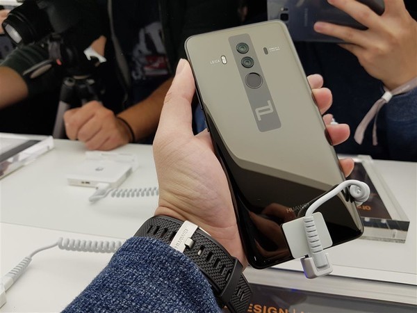 华为Mate10评测：徕卡/保时捷加持 颜值性能超棒