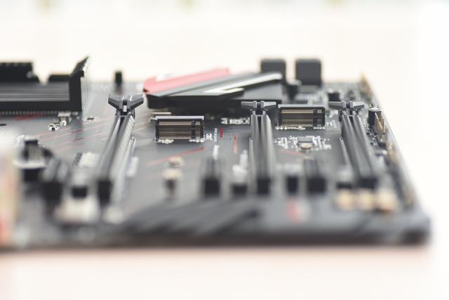 有点猛，千元级Z370主板暴击5.3G