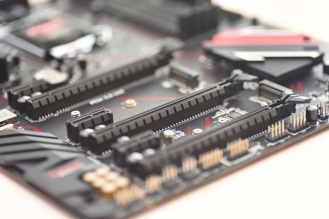 有点猛，千元级Z370主板暴击5.3G