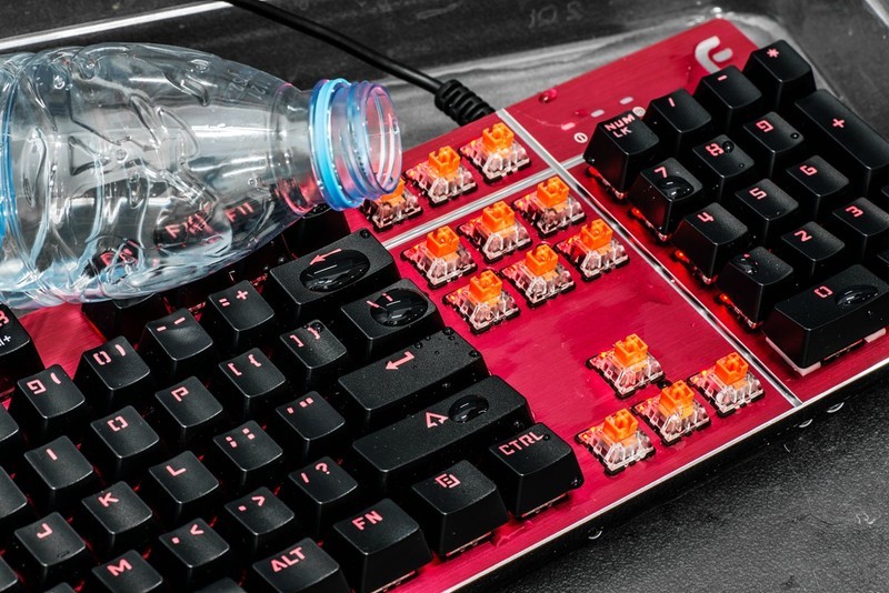 机械键盘不怕水？防水机械键盘迪摩F8拆解