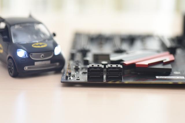 有点猛，千元级Z370主板暴击5.3G