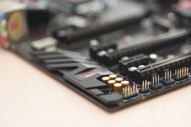 有点猛，千元级Z370主板暴击5.3G