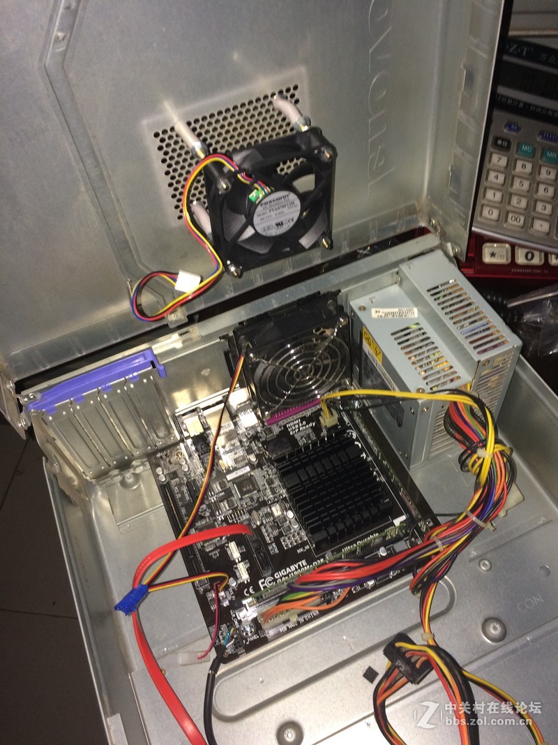 技嘉这款J1900M-D2P主板加装悬空风扇