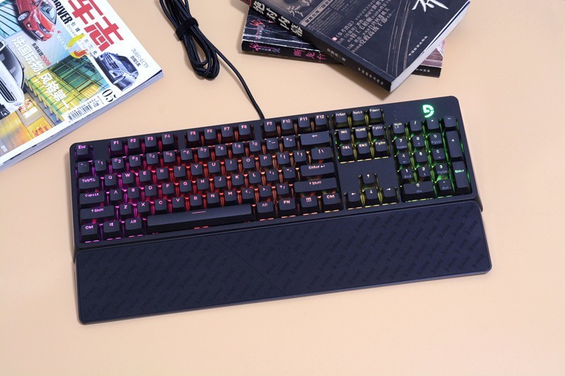 PBT透光键帽、原厂静音轴，富勒G900s RGB机械键盘开箱分享