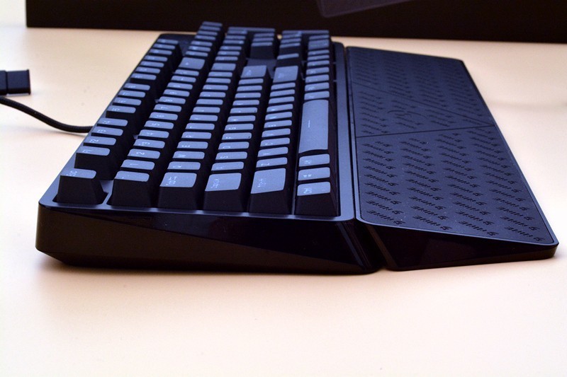 PBT透光键帽、原厂静音轴，富勒G900s RGB机械键盘开箱分享