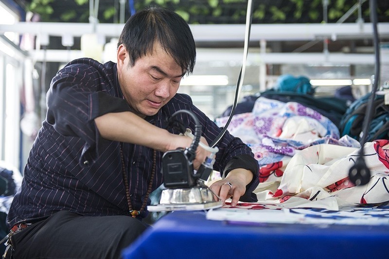 走进榆树龙峰服装企业