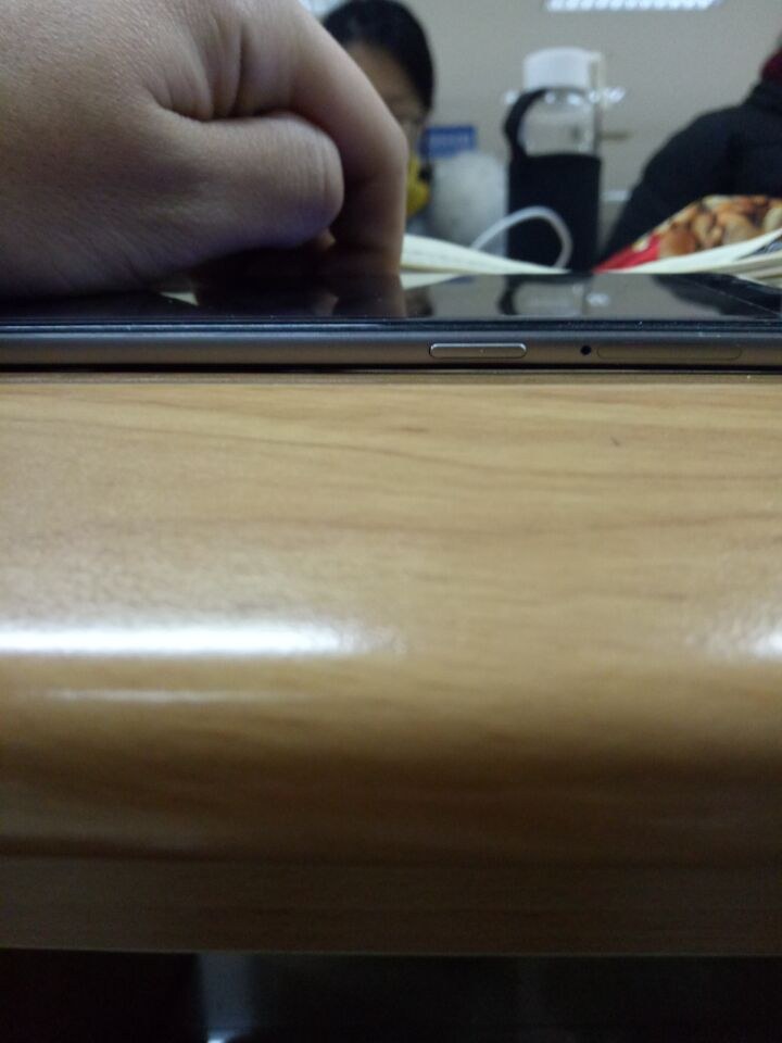 手机后盖摔歪了咋办，有没有办法换后盖啊