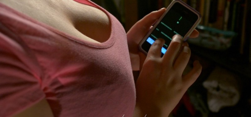 我身边的妹子都是这姿势玩手机