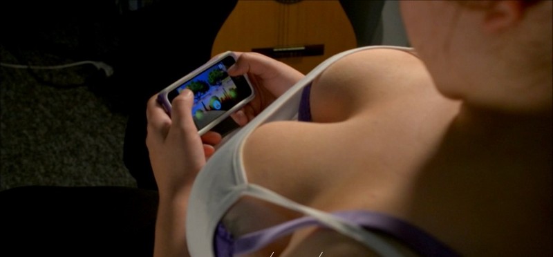 我身边的妹子都是这姿势玩手机