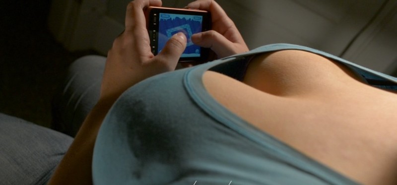 我身边的妹子都是这姿势玩手机