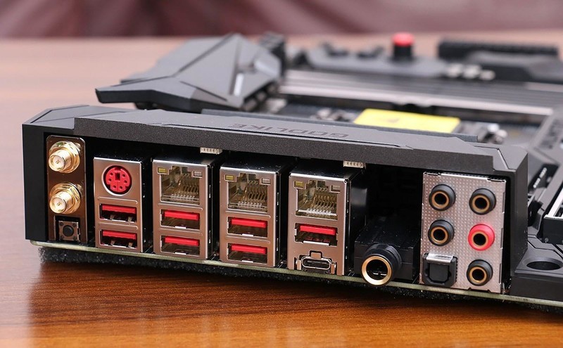 怒超 5.3G，i7-8700K + 微星 Z370 GODLIKE GAMING 装机超频小测