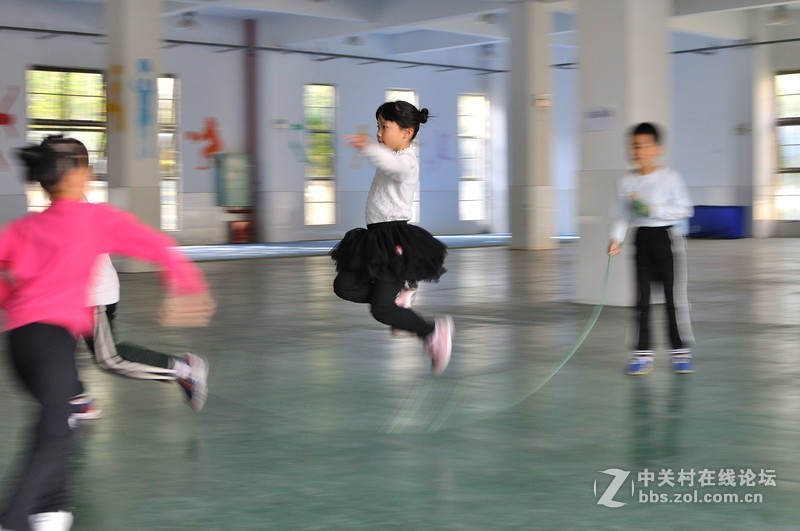 女儿学校运动会，练一练用1.8定焦拍拍拍