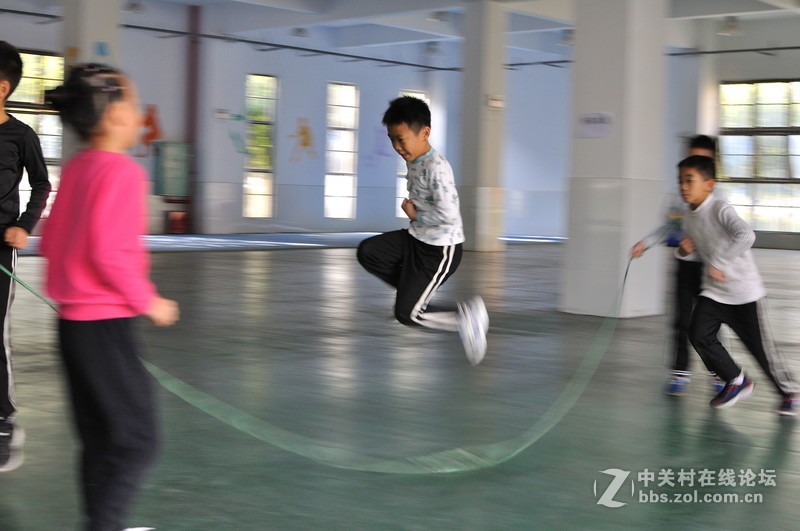 女儿学校运动会，练一练用1.8定焦拍拍拍