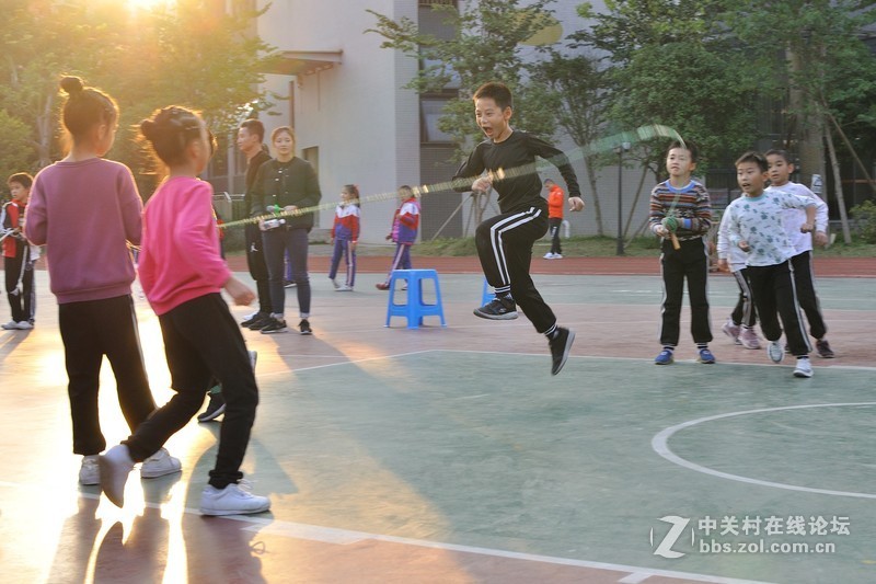 女儿学校运动会，练一练用1.8定焦拍拍拍