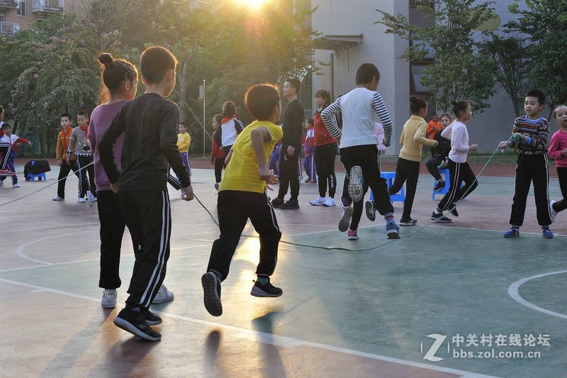 女儿学校运动会，练一练用1.8定焦拍拍拍